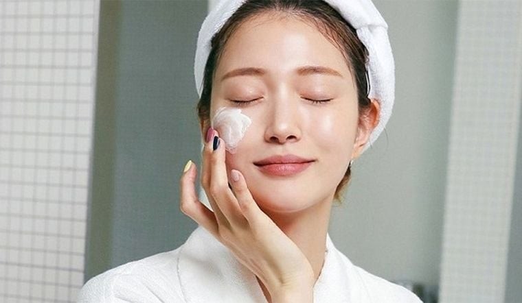 Xịt khoáng hoặc essence là giải pháp cấp ẩm nhanh và tiện lợi, giúp da dịu nhẹ, giảm căng rát và ổn định bề mặt 