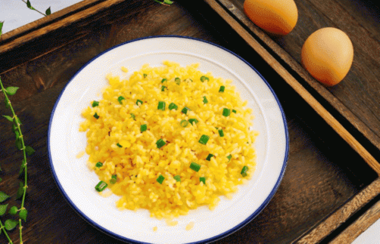 Món cơm rang với trứng hoàn thành nhìn rất bắt mắt và ngon miệng.