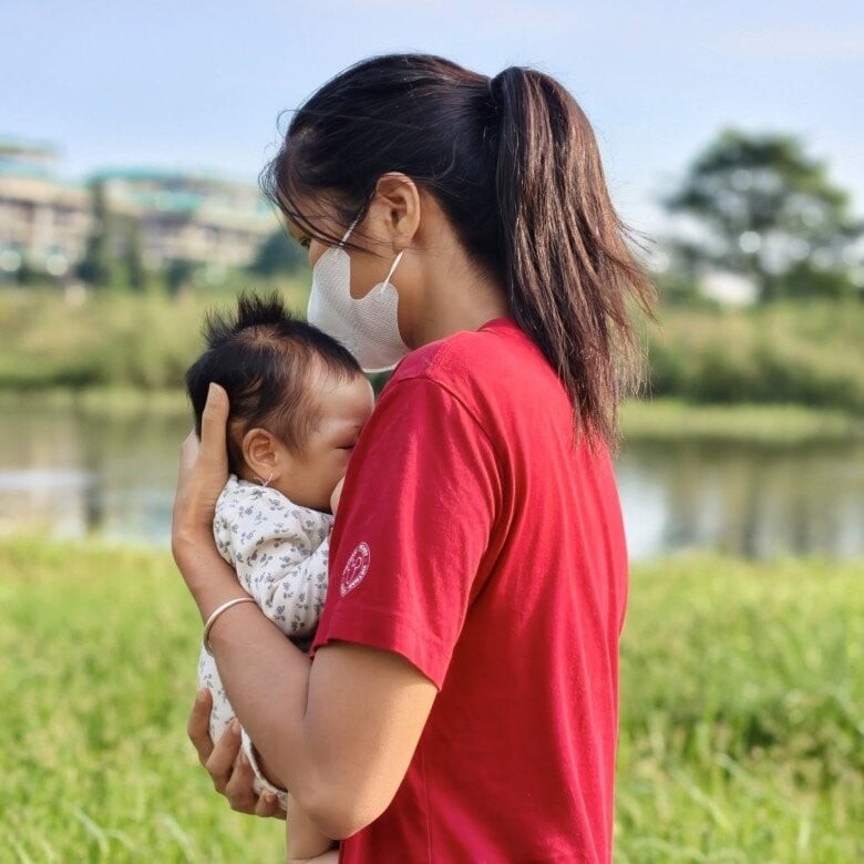 Chủ đề được nhiều người bàn tán không phải là bởi không gian mà bởi cách vợ chồng Hoa hậu Việt cho con tắm nắng chưa đúng.

