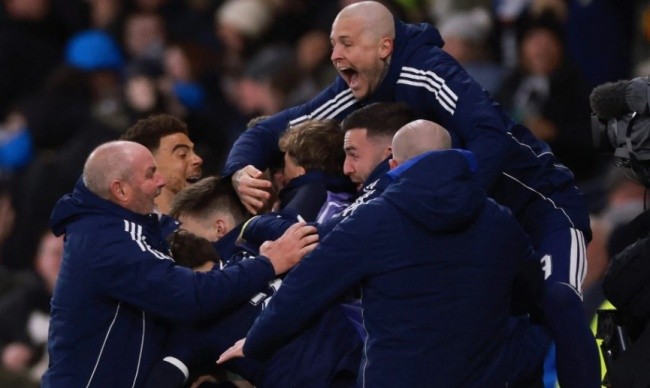 Scotland ghi 2 bàn ở thời gian bù giờ hiệp hai.