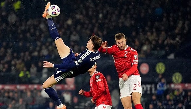 McTominay lập siêu phẩm trong ngày đại thắng của Scotland.