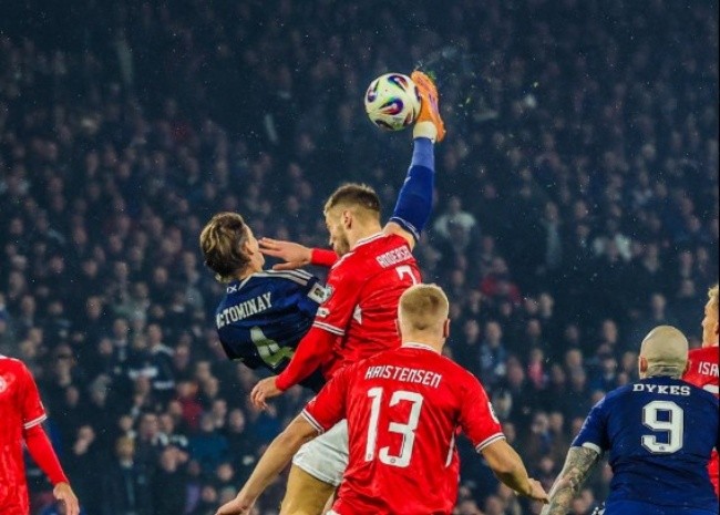 McTominay lập siêu phẩm. 