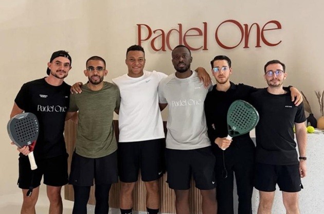 Anh đã ghé một câu lạc bộ padel.