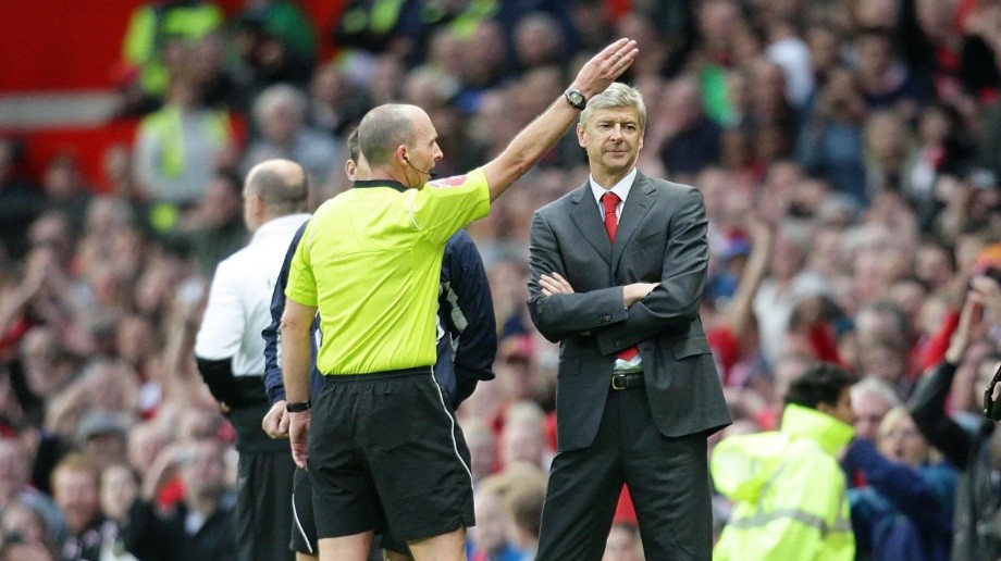 Mike Dean từng được coi là khắc tinh của Arsenal.