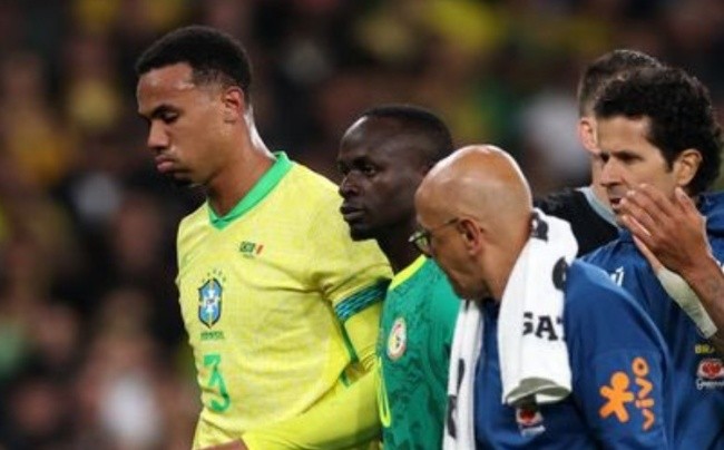 Gabriel dính chấn thương trong màu áo Brazil.