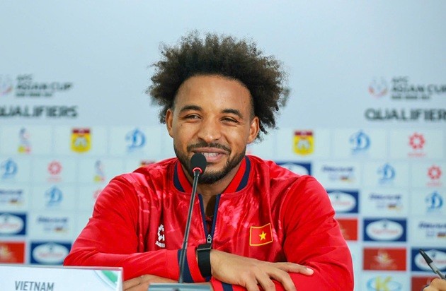 Xuân Son trả lời phỏng vấn sau trận,