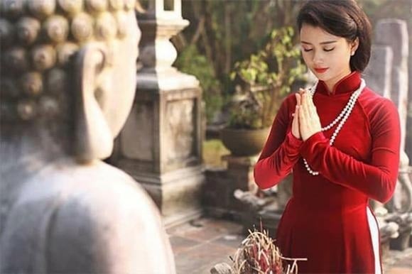 Không gian thanh tịnh giúp tâm hồn nhẹ nhõm, đồng thời gửi gắm những nguyện ước tốt lành cho tháng mới. 