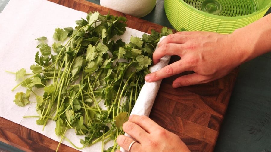 Sử dụng khăn giấy bọc rau mùi và gói kín trong màng bọc thực phẩm rồi bảo quản trong ngăn mát tủ lạnh.