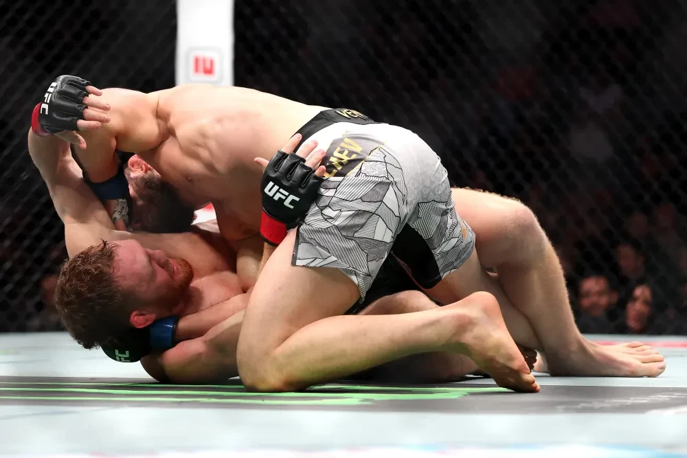 Jack Della Maddalena bị Islam Makhachev kiểm soát trong trận đấu tại UFC 322