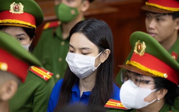 Thuỳ Tiên khai nghề nghiệp là người mẫu, không nhắc đến danh hiệu Hoa hậu Hoà bình Quốc tế 2021.