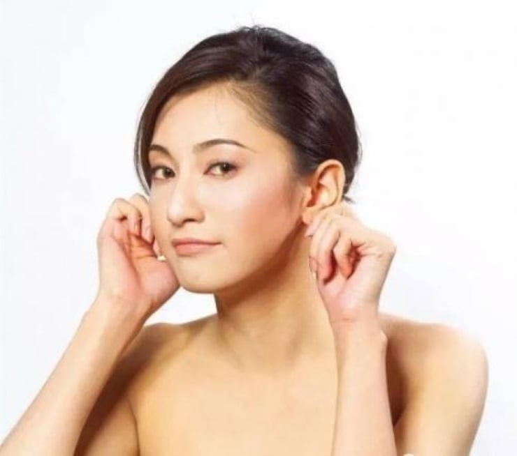 Thường xuyên xoa vành tai giúp dưỡng nhan. (Ảnh minh họa)
