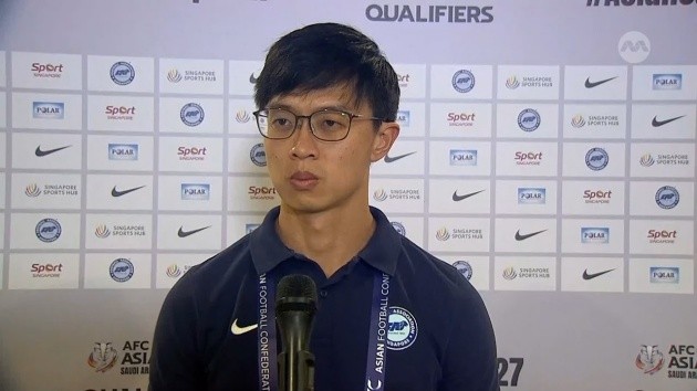 Gương mặt búng ra sữa của HLV Singapore.