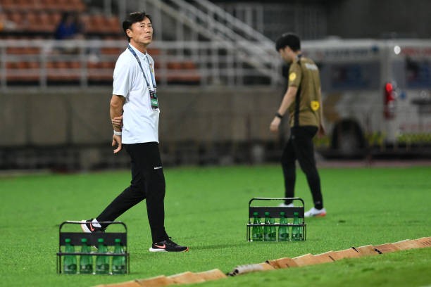 HLV Ha Hyeok-jun thừa nhận tình cảnh khó khăn của bóng đá Lào.