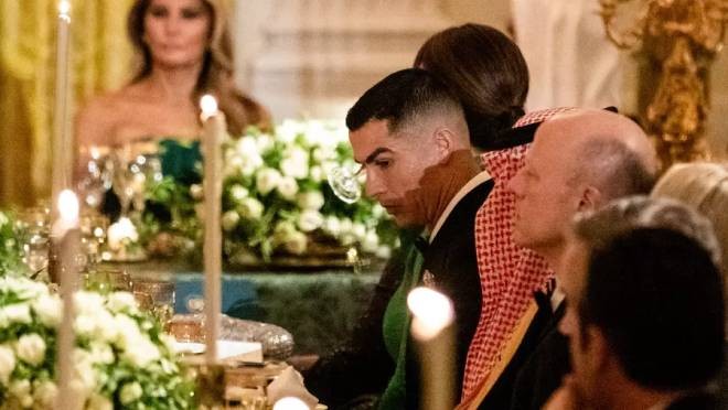 Ronaldo tỏ ra khép kín ở buổi tiệc trang trọng tại Nhà Trắng.
