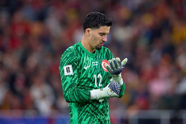 Altay Bayindir muốn được ra sân nhiều hơn và có thể rời Manchester United để tìm kiếm cơ hội thi đấu.