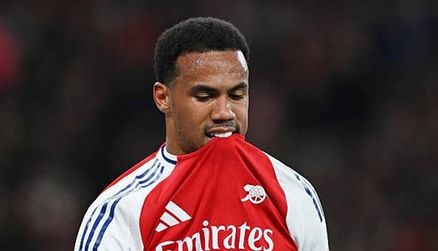 Gabriel ngồi ngoài vì chấn thương. 