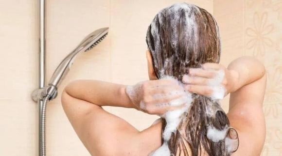 Vì sao không nên gội đầu trước khi tắm?Khi tắm, lưu lượng máu trong cơ thể thường tập trung ở đầu. 