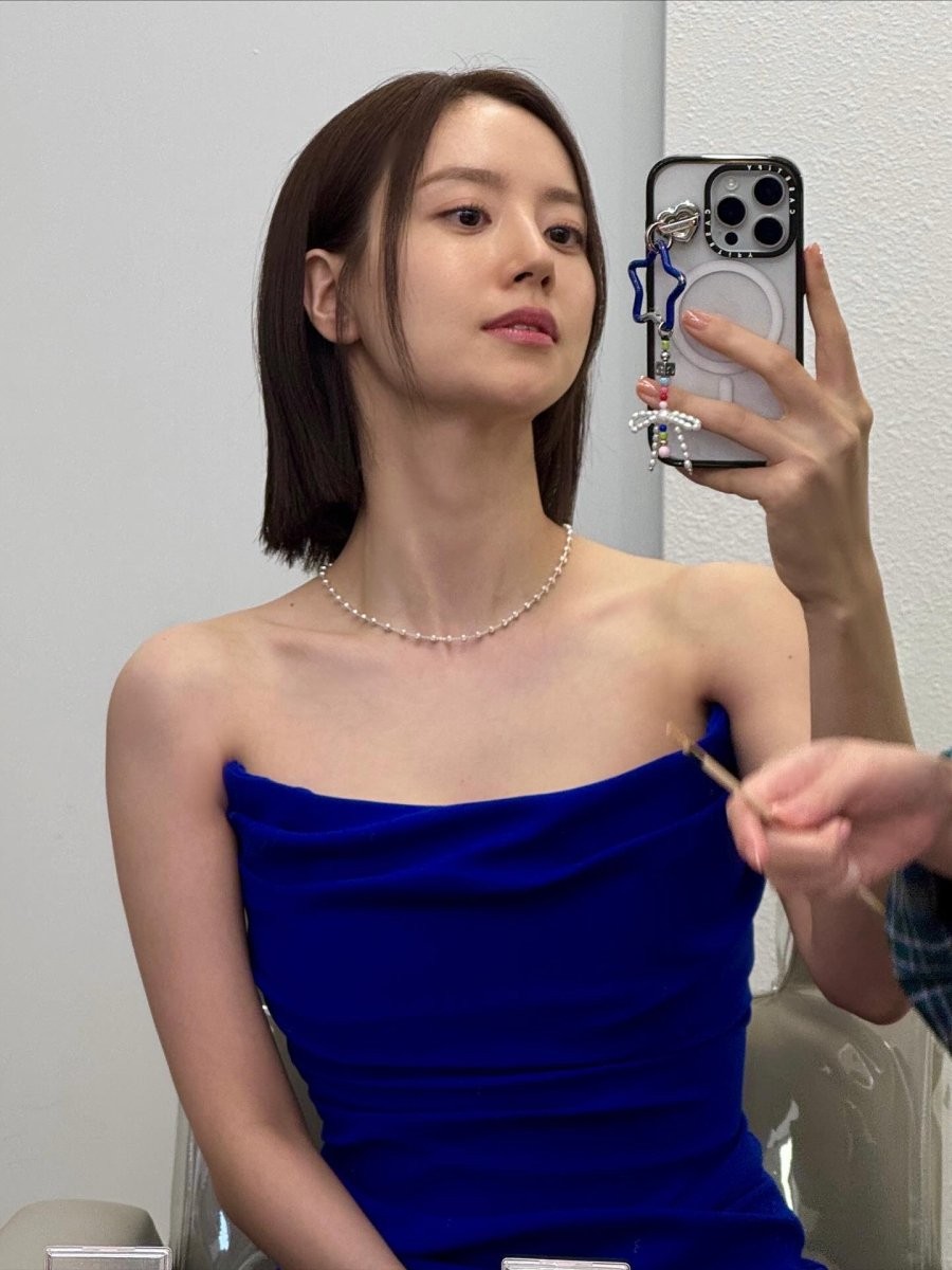 Độ dài ngang cằm hoặc hơi cao hơn một chút sẽ giúp gương mặt trông thon hơn, đồng thời làm nổi bật đường quai hàm sắc nét.