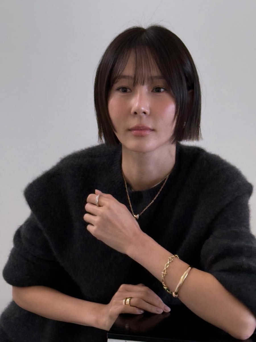 Tóc ngắn kết hợp mái thưa luôn được xem là công thức làm trẻ hóa diện mạo một cách nhẹ nhàng.