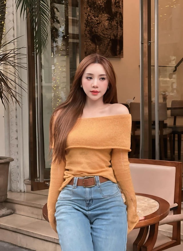 Thắt lưng to bản được cô thêm vào làm tăng độ thời trang và giúp tổng thể trở nên hài hòa, sang trọng hơn.