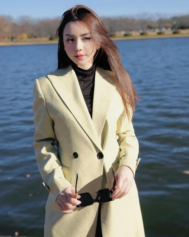 Áo khoác dáng dài là món đồ không thể thiếu khi trời lạnh.