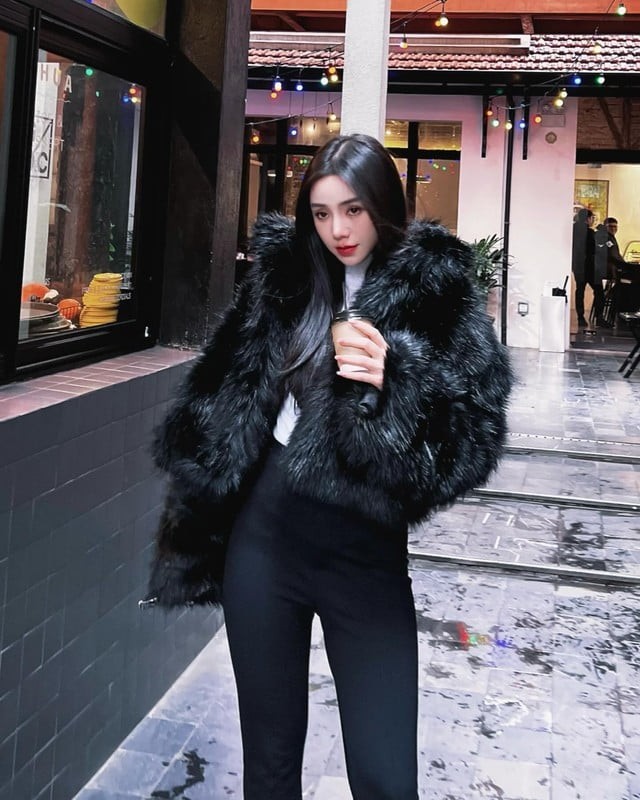 Quỳnh Kool phối cùng áo và quần đơn giản để giữ sự cân đối, tránh cảm giác nặng nề mà vẫn nổi bật.