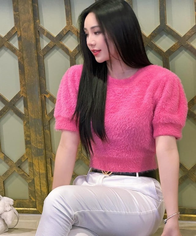  Chiếc thắt lưng bản nhỏ giúp tổng thể thêm gọn gàng và tinh tế.