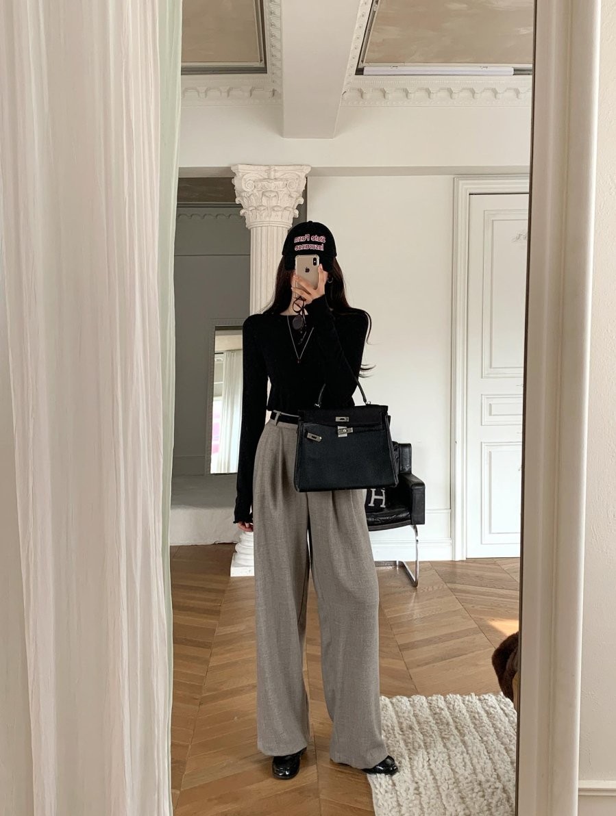 Quần ống rộng màu xám là lựa chọn hoàn hảo khi bạn muốn tìm một món đồ vừa thanh lịch, vừa dễ mặc hằng ngày. 