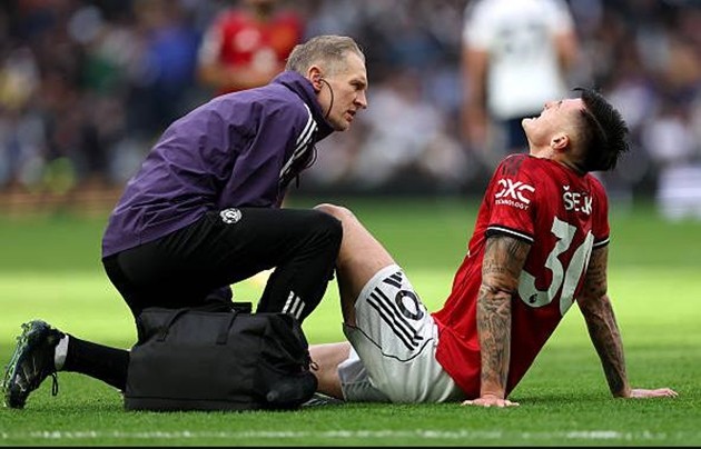 Chấn thương của Benjamin Sesko mở ra cơ hội cho Joshua Zirkzee.