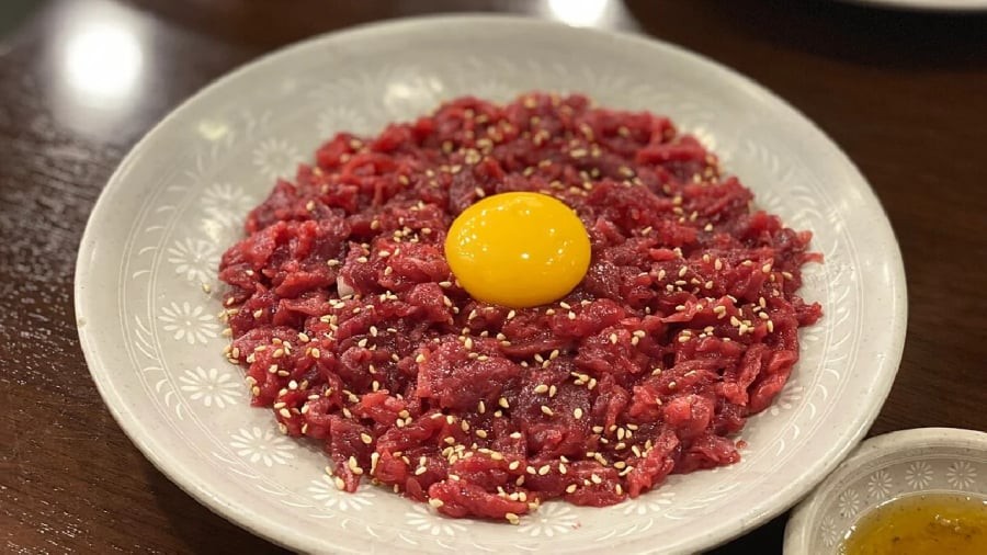 Người ăn thịt bò sống, thịt bò tái có nguy cơ bị nhiễm ấu trùng sán dây.