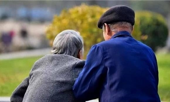 Trong nhiều gia đình, người lớn tuổi thường muốn tìm hiểu hoặc can thiệp vào đời sống riêng tư của con cái vì lo lắng. 