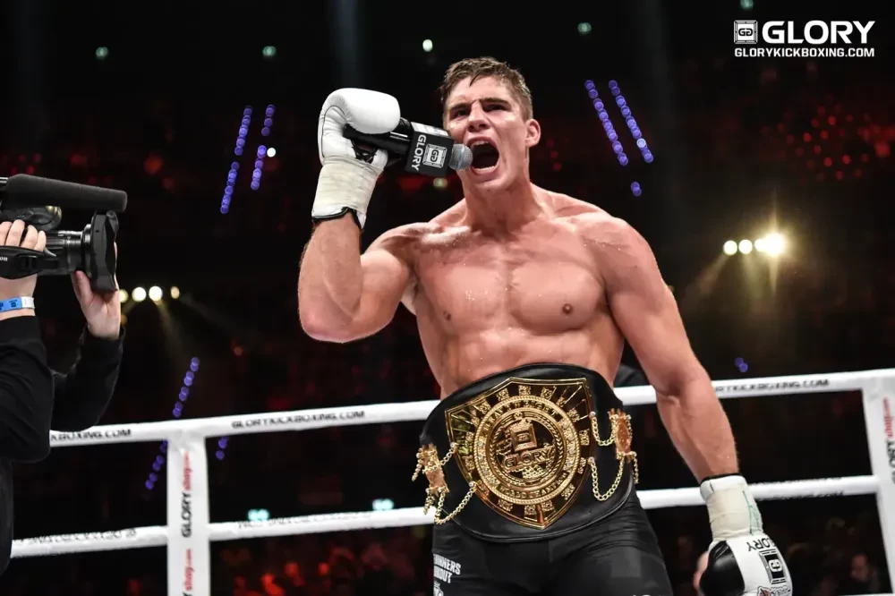 Rico Verhoeven giơ cao đai vô địch GLORY