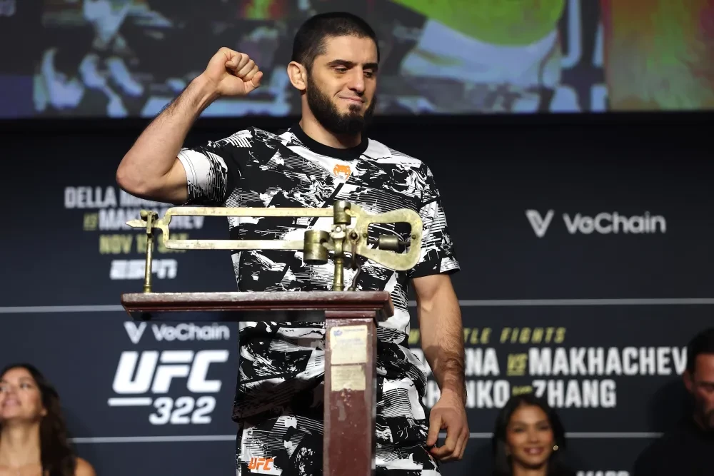 Islam Makhachev tại buổi cân thử UFC 322