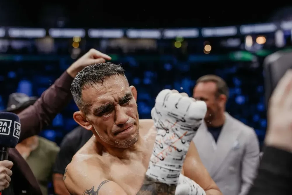 Tony Ferguson ăn mừng chiến thắng tại Misfits Boxing.