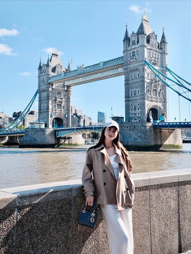 ì Lương Thùy Linh lại mang đến sự hòa quyện giữa nữ tính và hiện đại