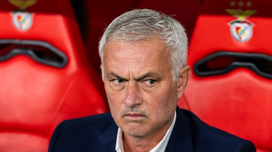 Mourinho thay 4 người sau hiệp một.