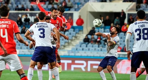 Benfica gặp nhiều khó khăn khi chạm trán Atletico CP.