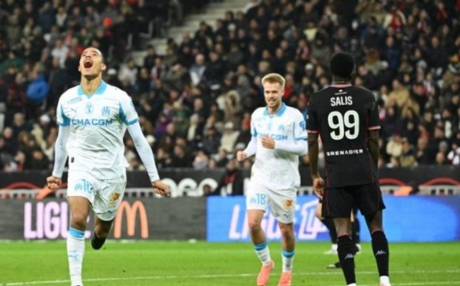 Greenwood lập cú dúp bàn thắng. 