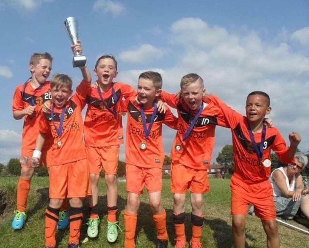 Nico O'Reilly (phải) cùng các đồng đội tại Moston Tigers, nơi cậu đã học những bài học đầu tiên về bóng đá và tình bạn.