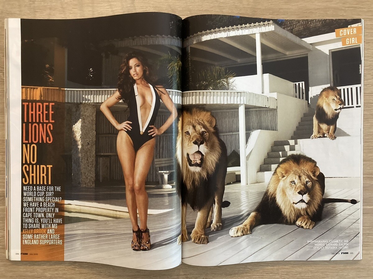 Kelly Brook là một shot ảnh để đời cho tạp chí FHM ấn bản World Cup 2010.