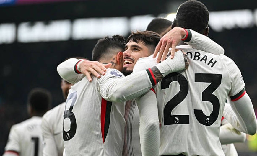 Chelsea giành chiến thắng qua đó áp sát Arsenal.