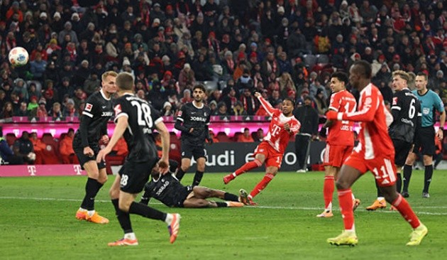 Olise khép lại màn trình diễn 10/10 với siêu phẩm vào góc xa.