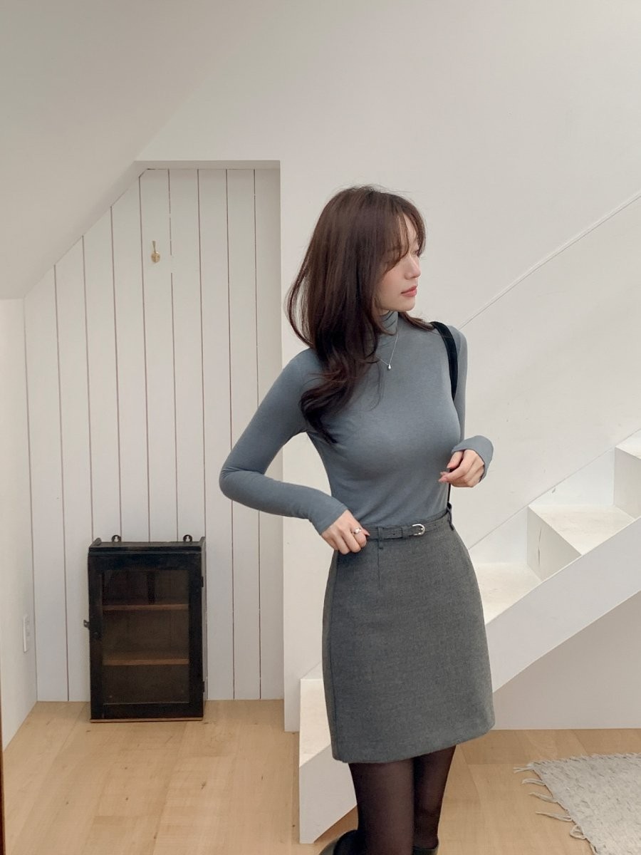 Khi phối cùng chân váy ngắn, chiếc áo mang lại cảm giác trẻ trung nhưng vẫn sang trọng.