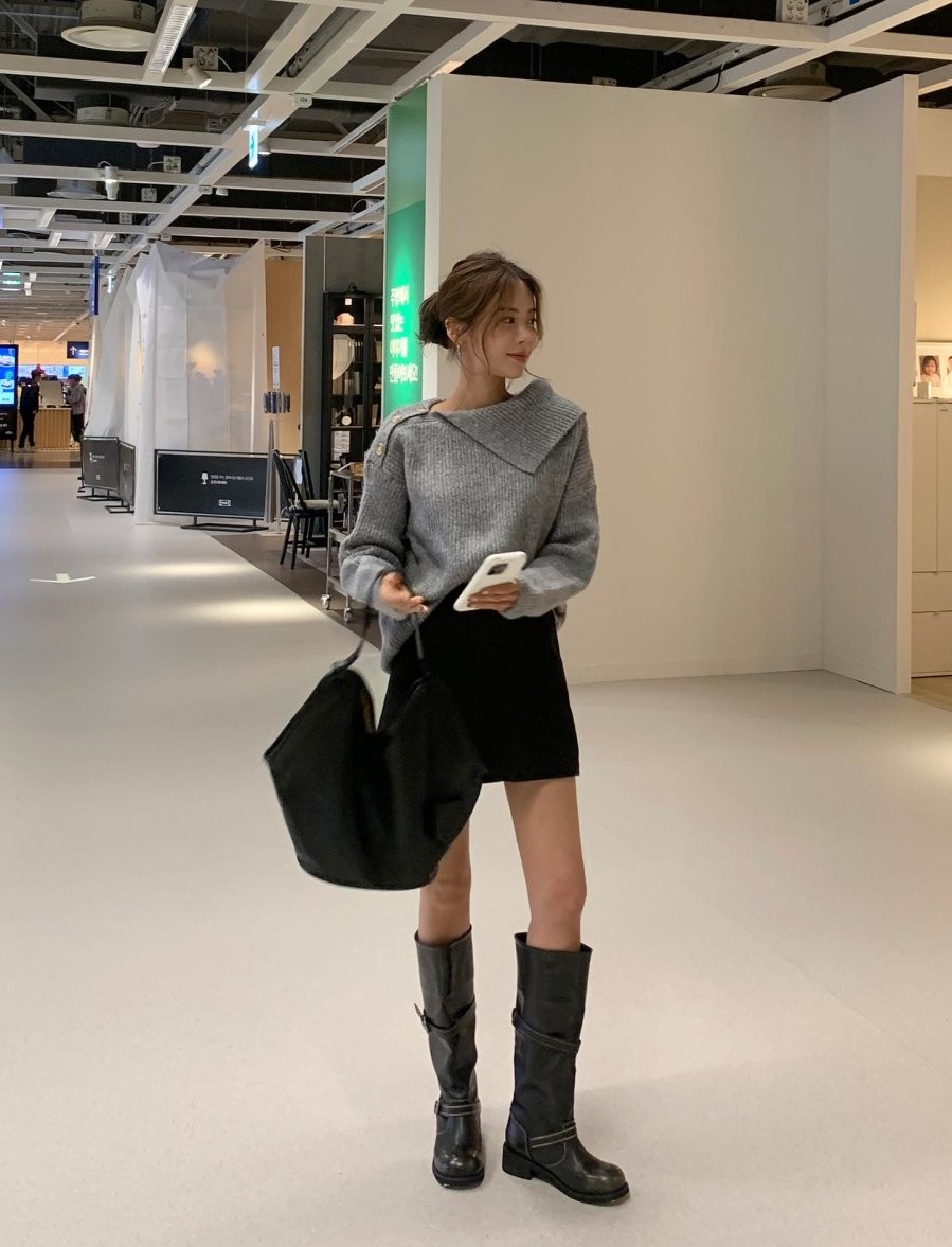 Khi phối cùng chân váy ngắn, chiếc áo mang lại cảm giác trẻ trung nhưng vẫn sang trọng. 