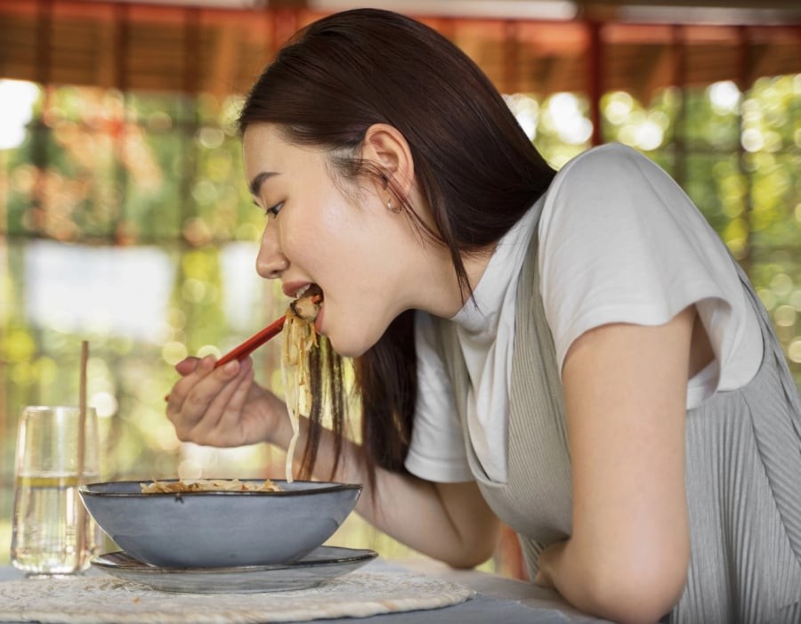 Ăn chậm, nhai kỹ 30 - 40 lần mỗi miếng. (Ảnh minh họa)