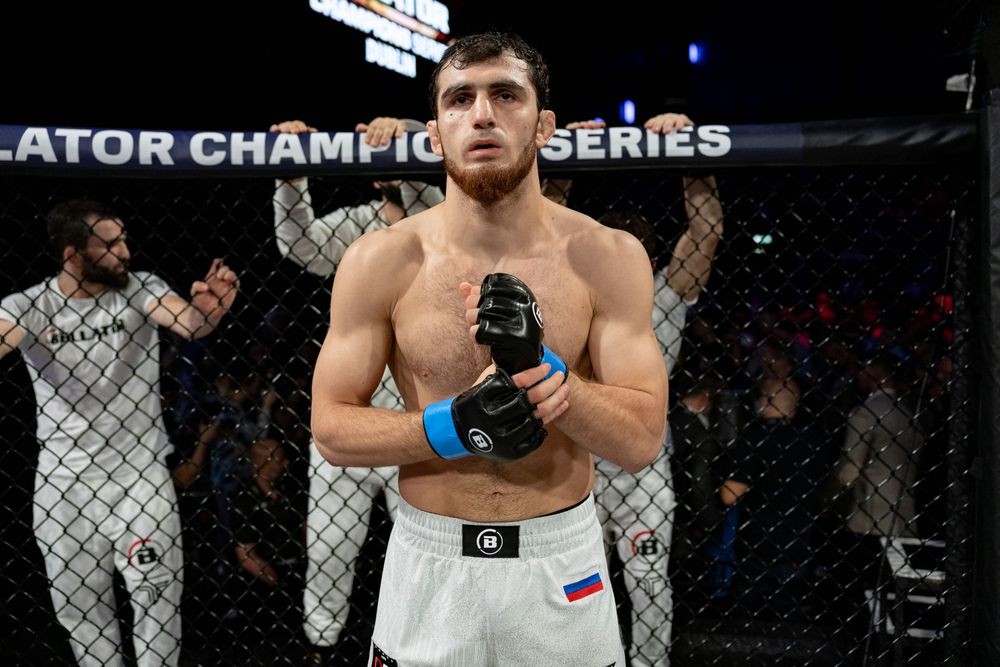 Ramazan Kuramagomedov ăn mừng chiến thắng