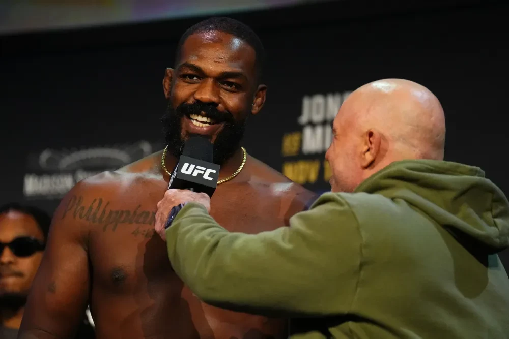 Jon Jones tại buổi cân thử của sự kiện UFC 309