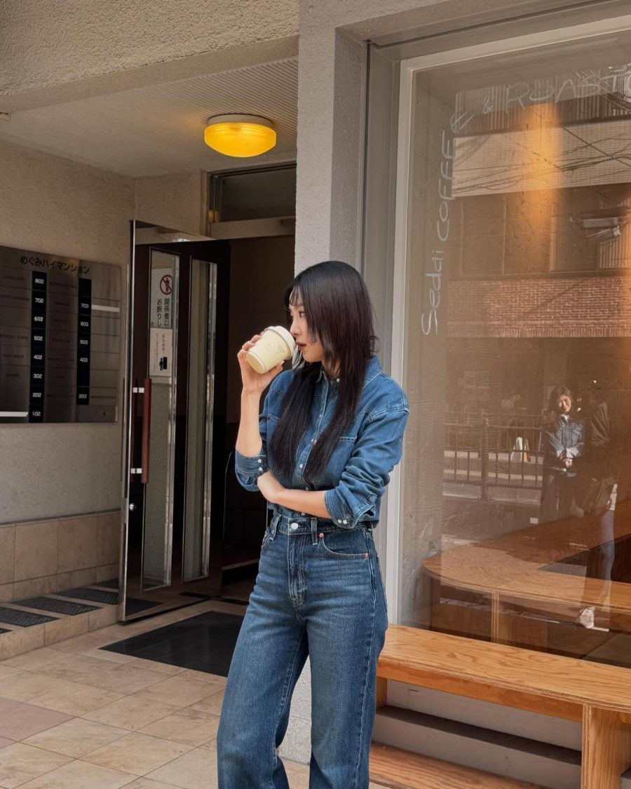 Những bộ đồ denim-on-denim mang đến hình ảnh năng động, đậm chất retro.