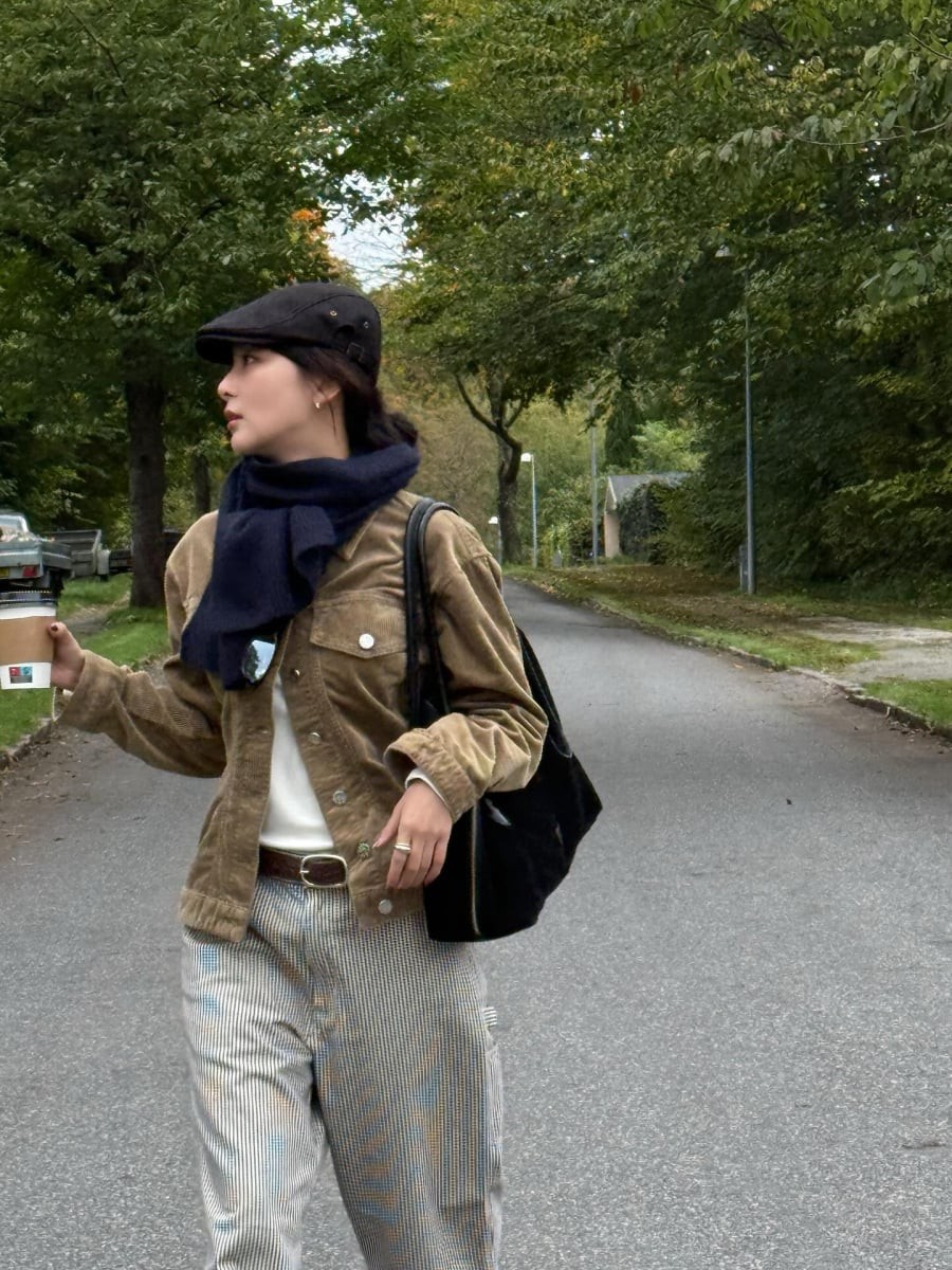 Ngoài những set đồ quen thuộc, Seulgi còn rất khéo trong việc sử dụng bảng màu trang nhã như be, nâu và đen.