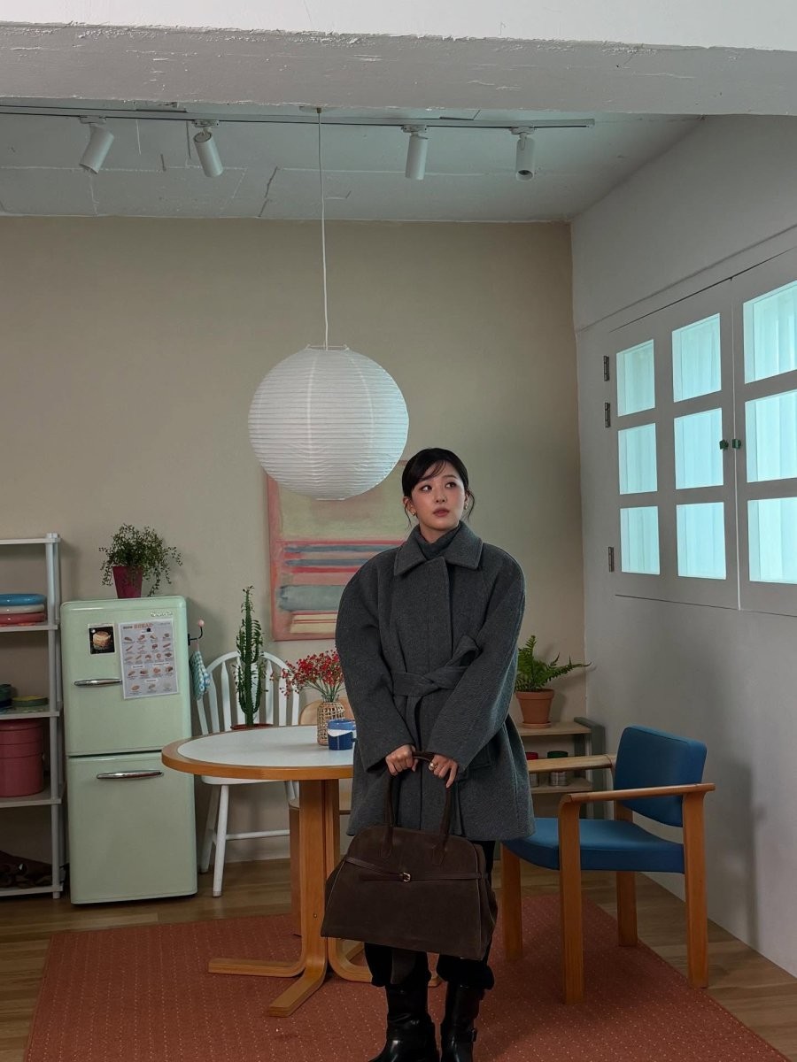 Phần chiết eo tạo nét gọn gàng, giúp cơ thể không bị “nuốt dáng” bởi những lớp đồ dày.